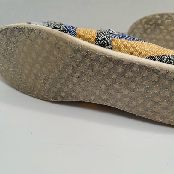 TOMS Canvas Slip On Shoes Multiple Colors - Picture 8 of 8